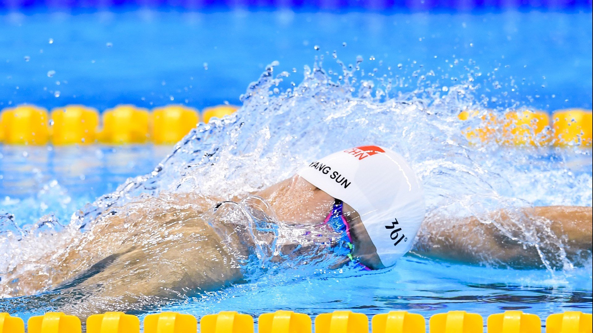 赛场竞争激烈，球员奋发拼搏争夺冠军，争冠球队