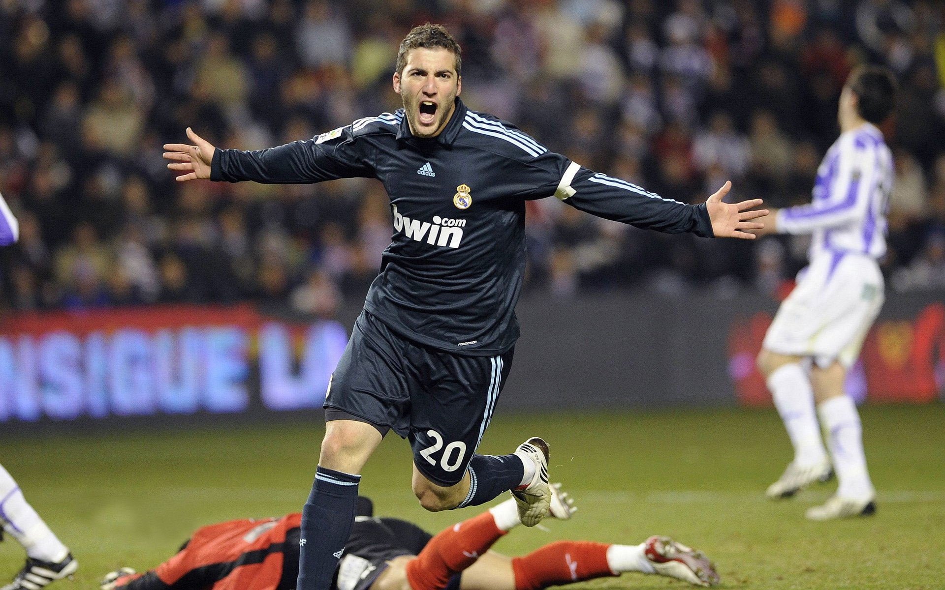 亚冠联赛中国队迎战 球迷氛围火爆异常，亚冠杯中国队